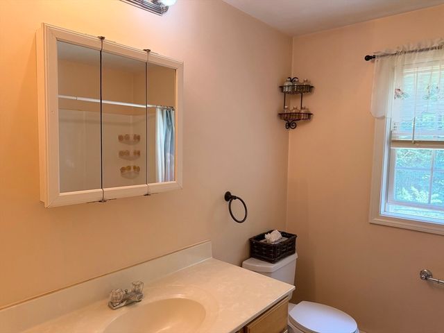 94 Whitins Rd, Sutton, MA 01590