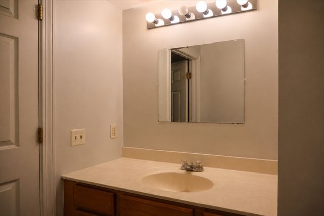 94 Whitins Rd, Sutton, MA 01590