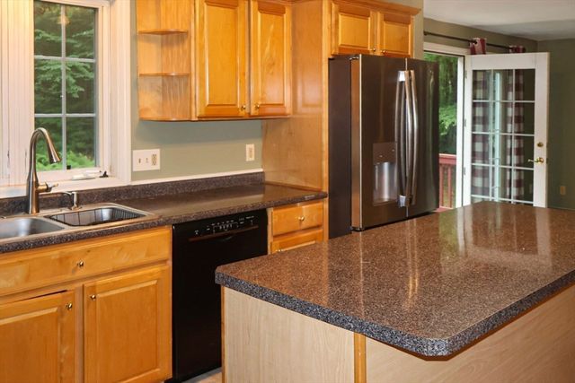 94 Whitins Rd, Sutton, MA 01590
