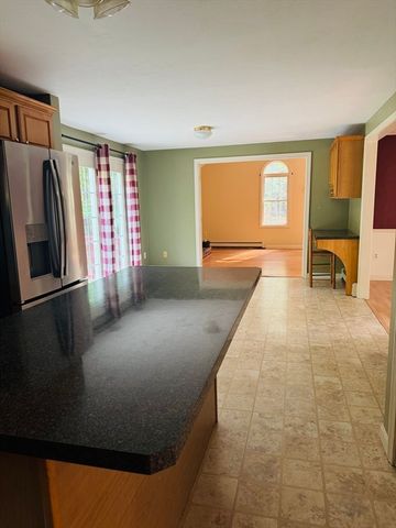 94 Whitins Rd, Sutton, MA 01590