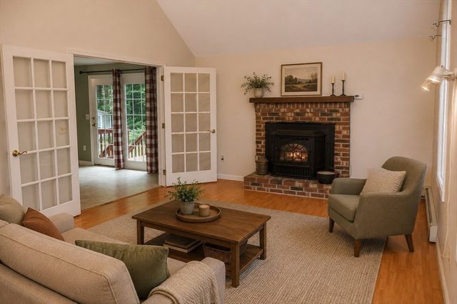94 Whitins Rd, Sutton, MA 01590
