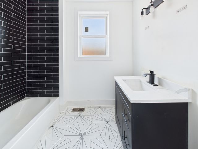 8024 S Loomis Boulevard, Chicago, IL 60620