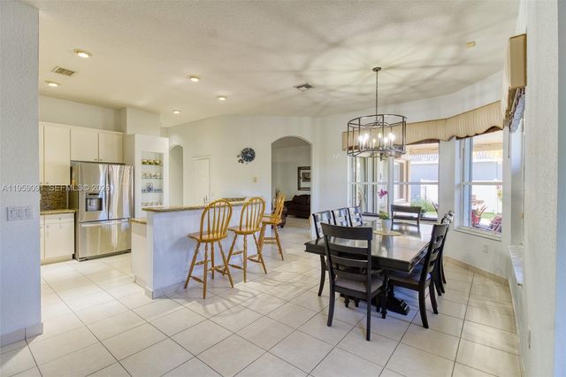 15959 SW 6th St, Pembroke Pines, FL 33027