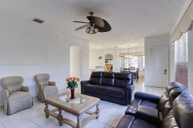 15959 SW 6th St, Pembroke Pines, FL 33027