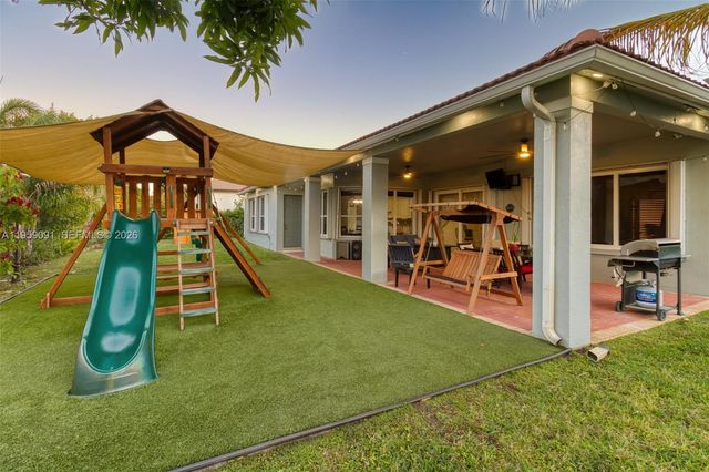 15959 SW 6th St, Pembroke Pines, FL 33027