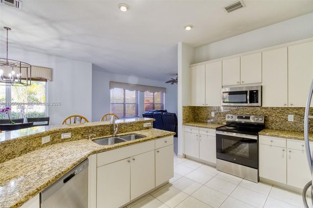 15959 SW 6th St, Pembroke Pines, FL 33027