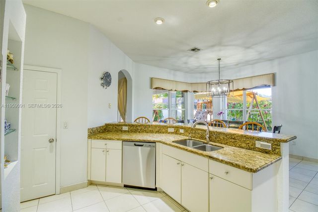 15959 SW 6th St, Pembroke Pines, FL 33027