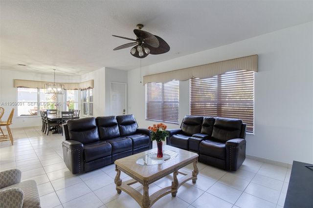 15959 SW 6th St, Pembroke Pines, FL 33027