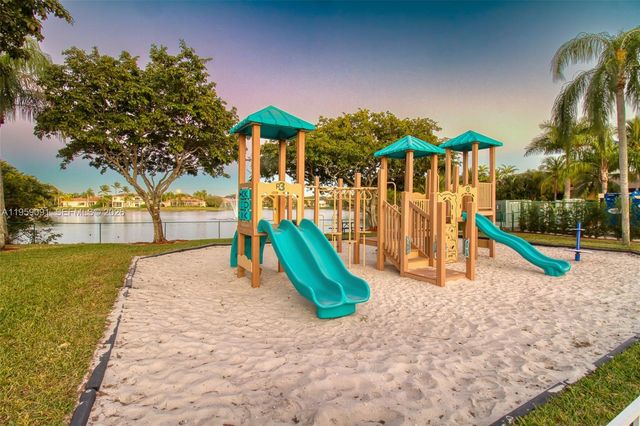 15959 SW 6th St, Pembroke Pines, FL 33027