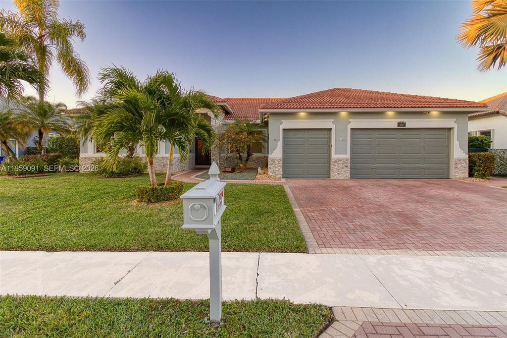 15959 SW 6th St, Pembroke Pines, FL 33027