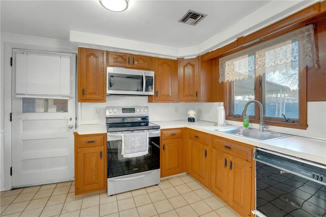 92 Weeden Avenue, East Providence, RI 02916