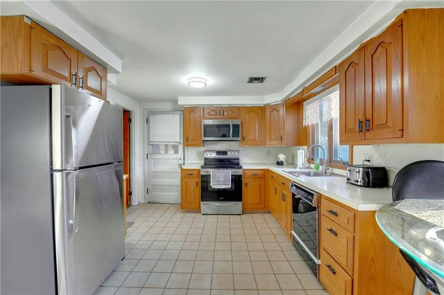 92 Weeden Avenue, East Providence, RI 02916