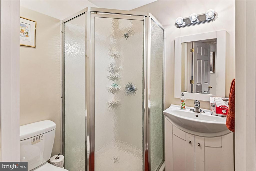 Image 11 of property listing at 910 WAGNER FARM CT, Millersville, MD 21108