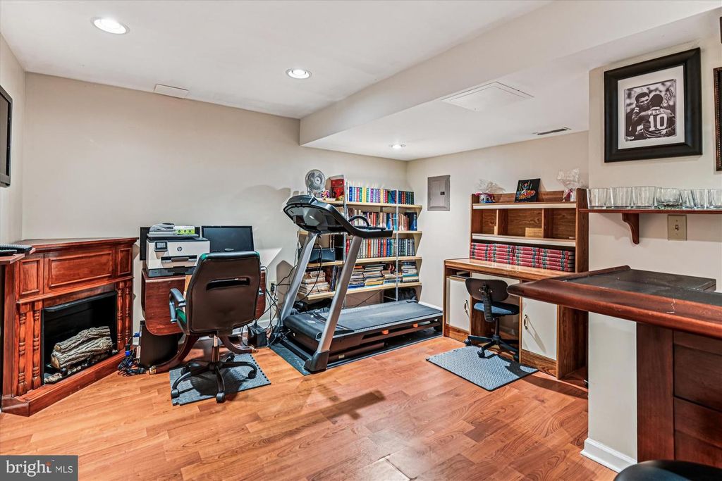 Image 25 of property listing at 910 WAGNER FARM CT, Millersville, MD 21108