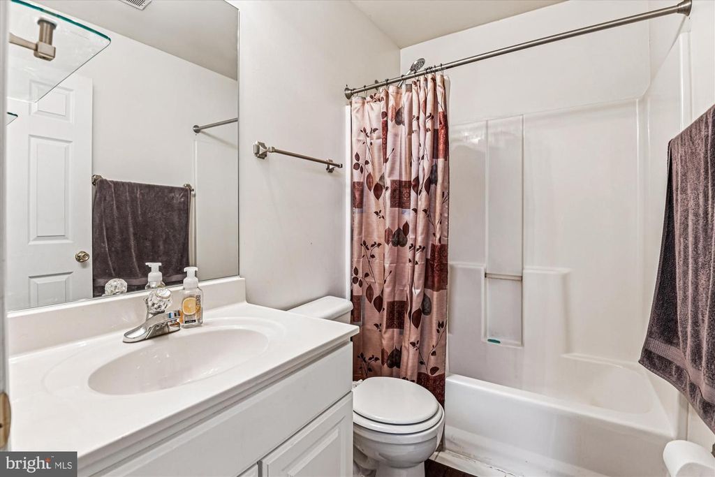 Image 6 of property listing at 910 WAGNER FARM CT, Millersville, MD 21108