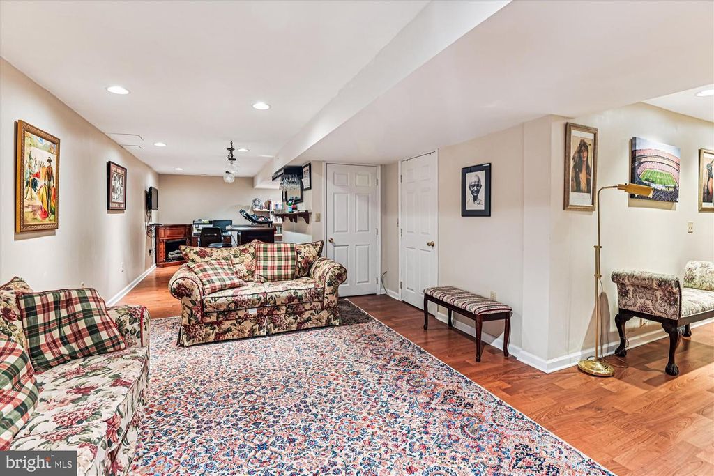 Image 8 of property listing at 910 WAGNER FARM CT, Millersville, MD 21108