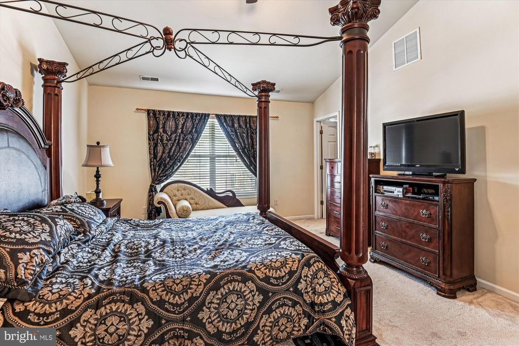 Image 9 of property listing at 910 WAGNER FARM CT, Millersville, MD 21108