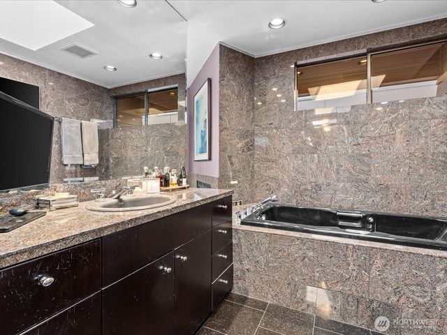 5622 39th Avenue W, Seattle, WA 98199