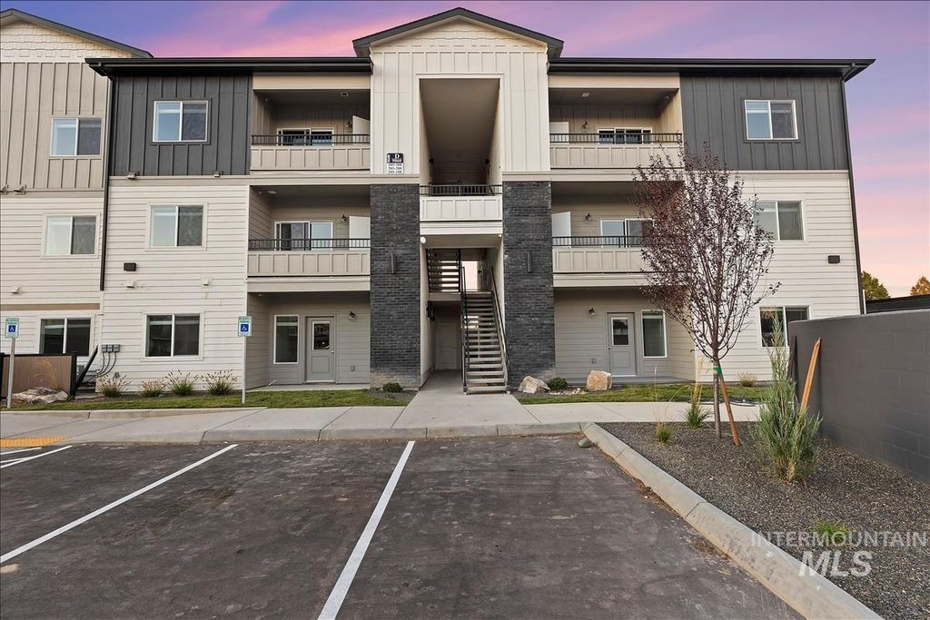 9848 W Sand Hill Dr, Nampa, ID 83687 photo 3