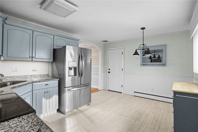 4 Philips Street, Middletown, RI 02842