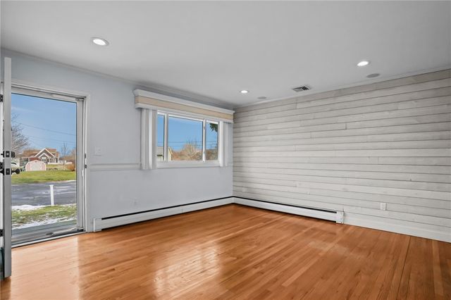 4 Philips Street, Middletown, RI 02842