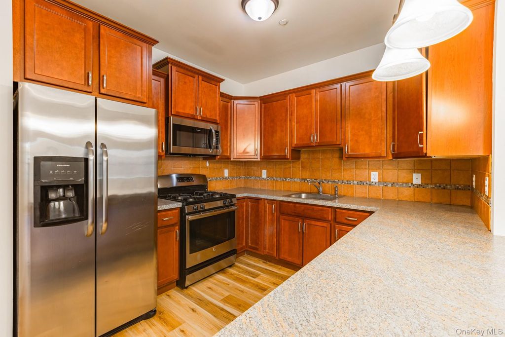 975 Main Street 12, Farmingdale, NY 11735