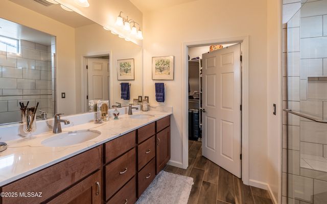1367 E Golden Rock Way, Green Valley, AZ 85614