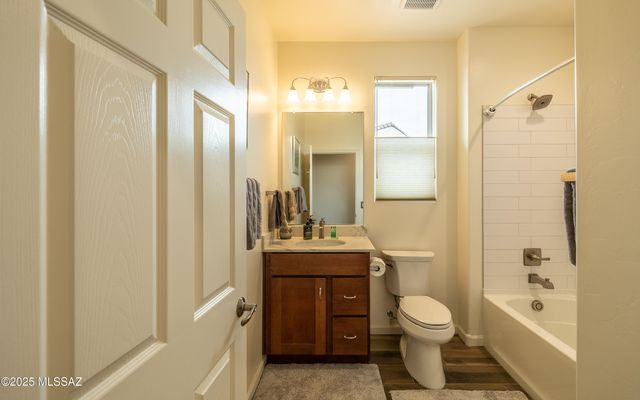 1367 E Golden Rock Way, Green Valley, AZ 85614