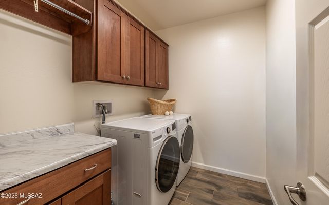 1367 E Golden Rock Way, Green Valley, AZ 85614