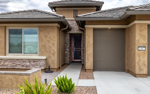 1367 E Golden Rock Way, Green Valley, AZ 85614