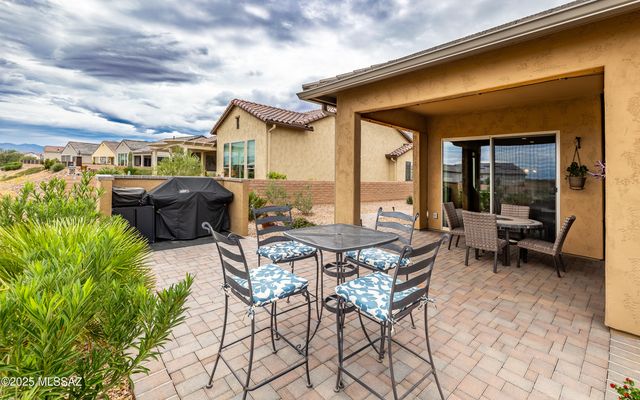 1367 E Golden Rock Way, Green Valley, AZ 85614