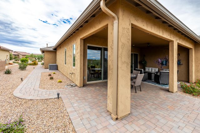 1367 E Golden Rock Way, Green Valley, AZ 85614