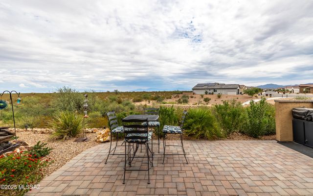 1367 E Golden Rock Way, Green Valley, AZ 85614