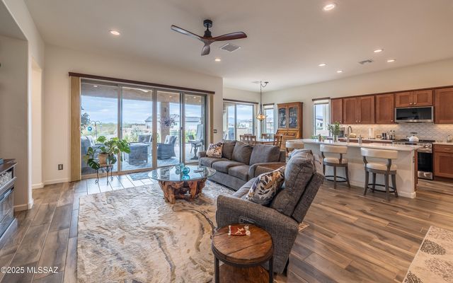 1367 E Golden Rock Way, Green Valley, AZ 85614