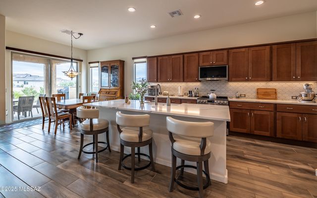1367 E Golden Rock Way, Green Valley, AZ 85614