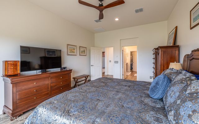 1367 E Golden Rock Way, Green Valley, AZ 85614