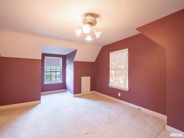 1001 E FORREST HILL Avenue, Peoria, IL 61603