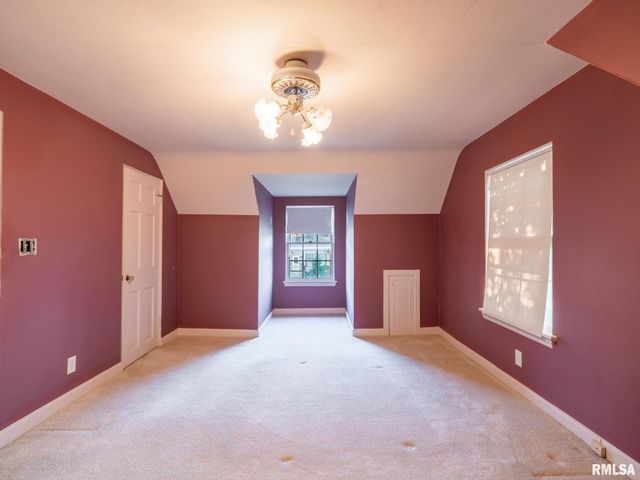 1001 E FORREST HILL Avenue, Peoria, IL 61603