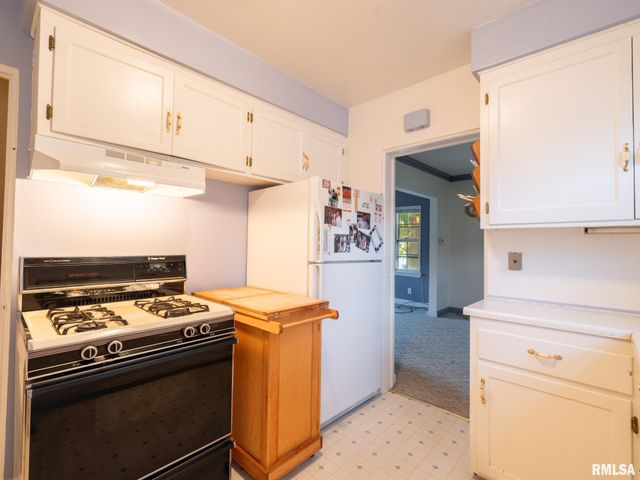 1001 E FORREST HILL Avenue, Peoria, IL 61603
