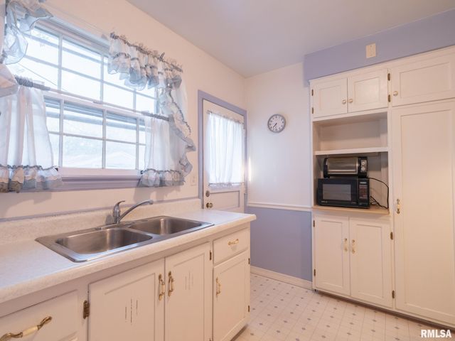 1001 E FORREST HILL Avenue, Peoria, IL 61603