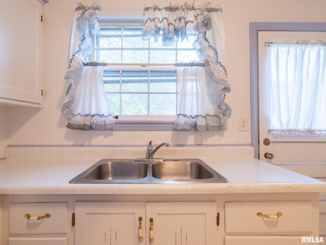 1001 E FORREST HILL Avenue, Peoria, IL 61603