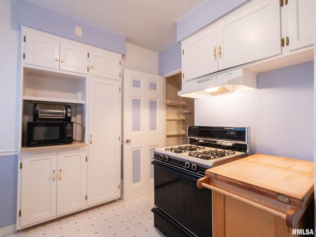 1001 E FORREST HILL Avenue, Peoria, IL 61603