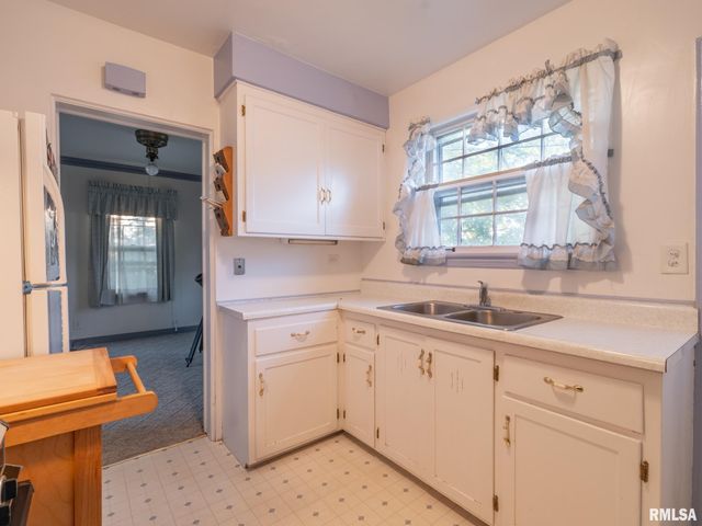 1001 E FORREST HILL Avenue, Peoria, IL 61603