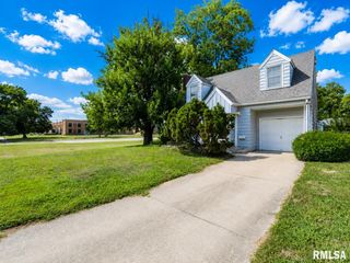 1001 E FORREST HILL Avenue, Peoria, IL 61603