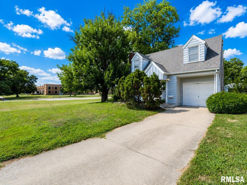 1001 E FORREST HILL Avenue, Peoria, IL 61603