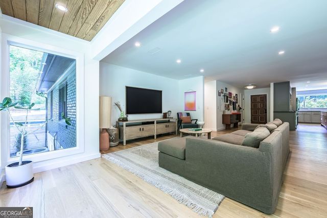 1036 Vistavia Circle, Decatur, GA 30033
