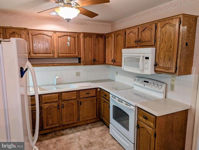 33 WOODLAND EST, Lebanon, PA 17042
