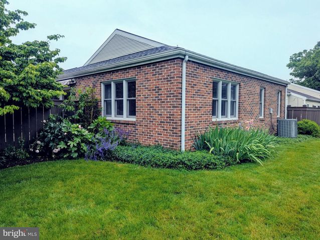 33 WOODLAND EST, Lebanon, PA 17042