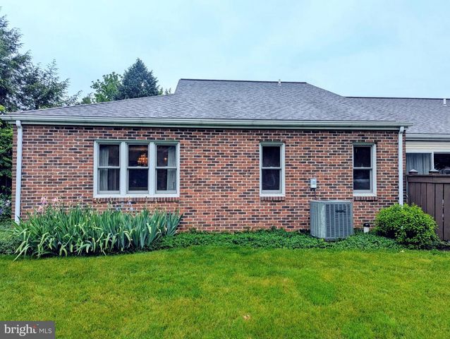 33 WOODLAND EST, Lebanon, PA 17042