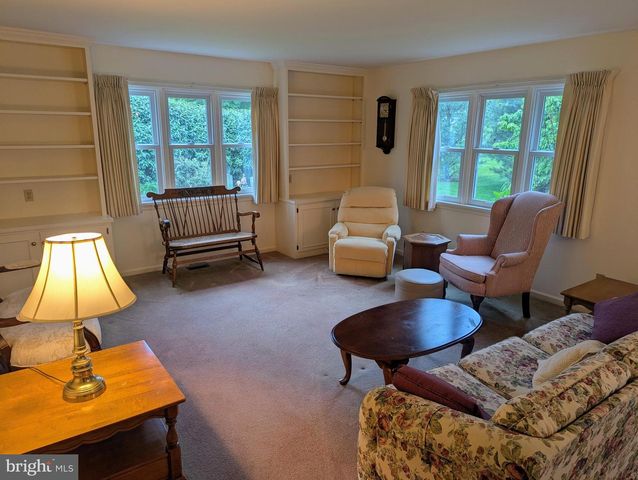 33 WOODLAND EST, Lebanon, PA 17042